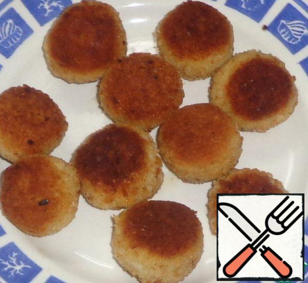 In the pan pour olive oil, when it is heated, then spread it in the balls. Fry on both sides until Golden brown. Ready mini-cakes spread on a plate. Allow to cool a little.