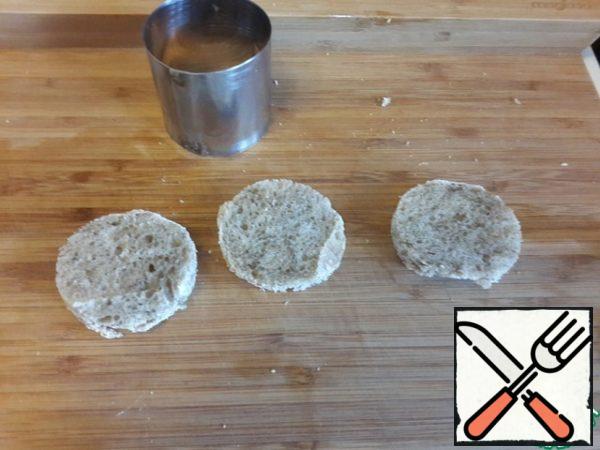 We'll need bread, a uniform, and a little patience.
Use molds, cut out the base for the canapé from bread.
