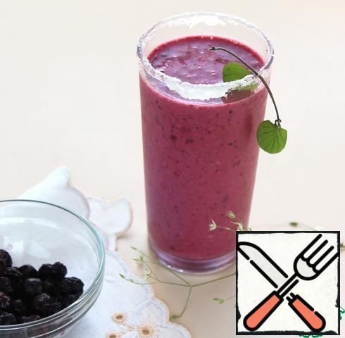 A delicious healthy drink with the new-fangled name of the smoothie is ready!
On a hot summer day, cool the glass in the freezer, moisten the edges of the glass with water, dip in sugar and pour a smoothie. Add mint.