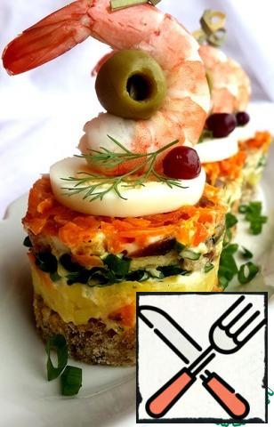 And decorate. It is possible for the egg to put a spoonful of caviar or as I like to garnish with shrimp and olives.