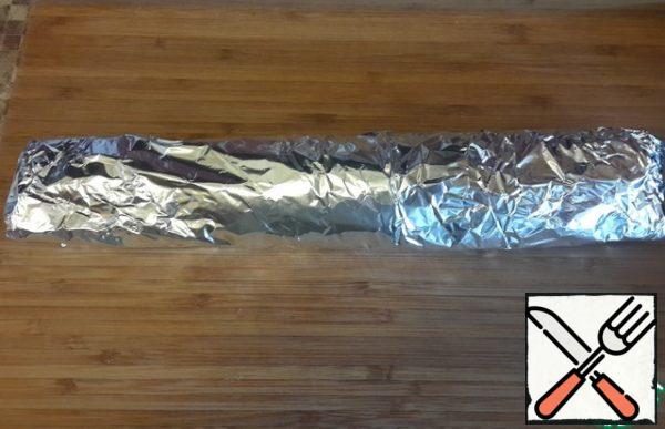Wrap in foil and send to bake in the oven. 180-190 degrees for about 25-30 minutes. The finished fish is cool in foil without unfolding, and with a fork will separate the fillet from the bones, with a fork we grind the fillet.