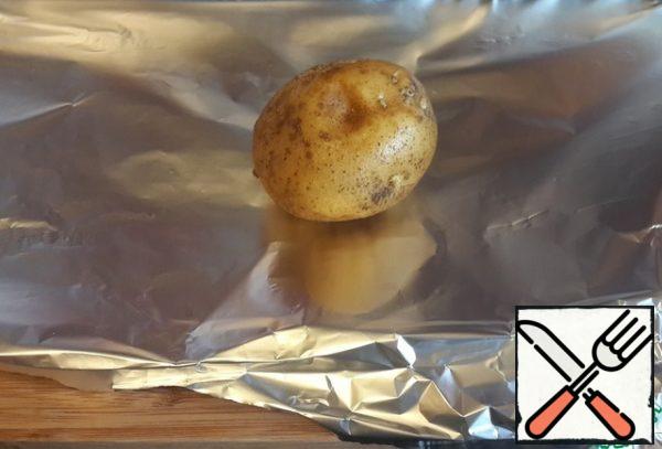 Potatoes also wrap in foil and send in the oven to bake. Let's cool in foil.