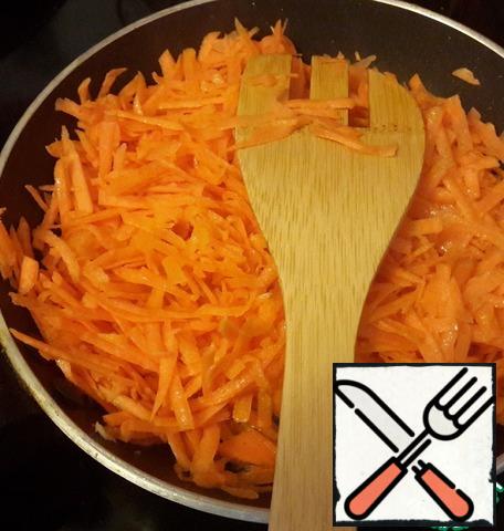 Grate carrots on a large grater and fry in vegetable oil until tender, avoiding color changes (so that it does not become brown). At the end, add a pinch of salt and a pinch of sugar. To give cool.
