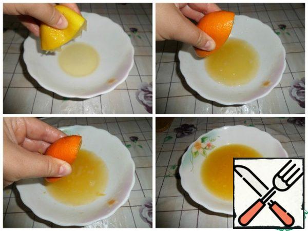 From lemon, orange and tangerine squeeze the juice, leaving 2 cups to add to the glasses. ( do manually, helping with a fork).