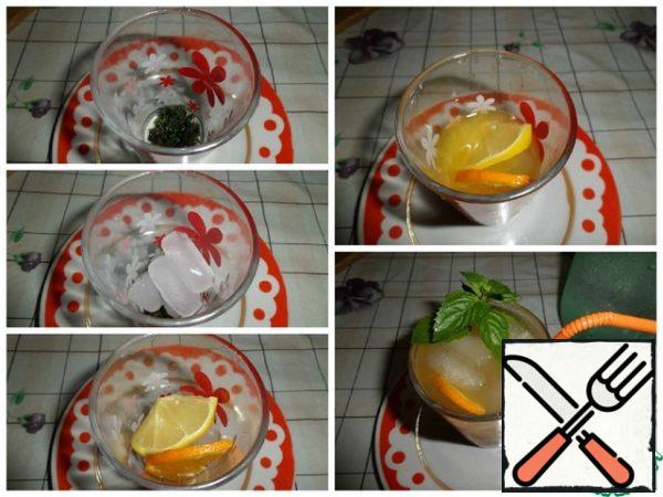 In a glass put 1 tsp of mint-sugar mixture. Add 4-5 ice cubes and postponed citrus cups. Pour into a glass of fresh juice (about half a glass). Add to a glass of cold filtered water.