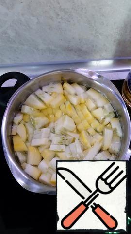In a saucepan, boil 2 liters of water and put our chopped zucchini in boiling water.