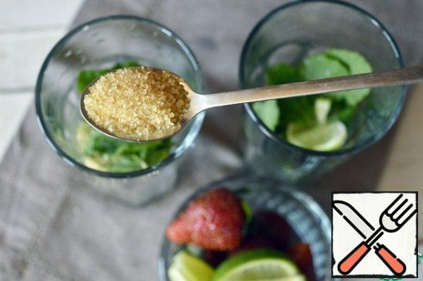 Pour 1 tsp of cane sugar into each glass. Knead well with a spoon, you can use a wooden pestle or mortar!
