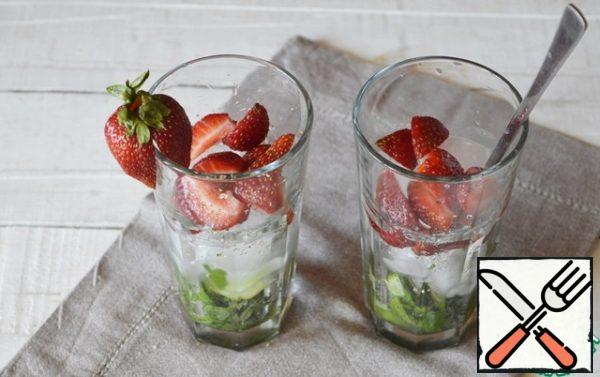 Put strawberries on top of the ice and fill the glass to the top with sprite or carbonated table water! Here, too, proceed from your own preferences!
If you add 50 ml of white rum to a glass, you will get an alcoholic mojito! ;)