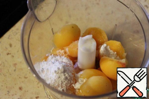 Apricots folded in a blender, add the powdered sugar and grind until smooth.