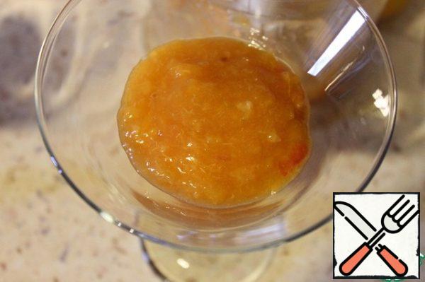 At the bottom of the glass put apricot puree, top with kefir flakes. Before serving, you can cool a little.