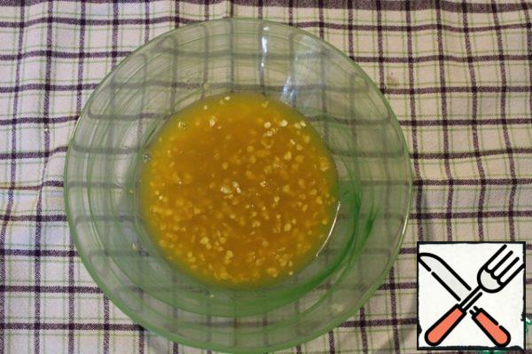 Flakes pour a mixture of juices, leave for 10 minutes.