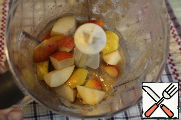 In a mixer, whisk the chopped pears and flakes with juice.
