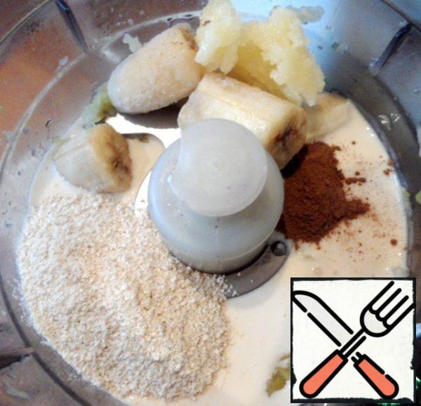 Grind frozen banana, honey, baked apples, cinnamon and traditional whole-grain hercules in a blender until smooth. Pour the smoothie into glasses and serve for breakfast.