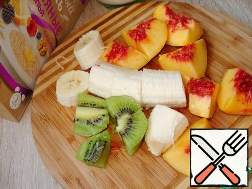 Banana, kiwi peel, peaches, remove the pits, chop the fruit coarsely.