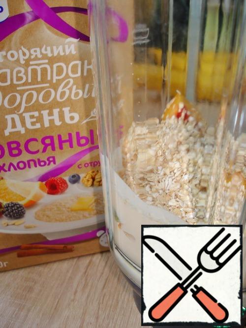 In the bowl of the blender put the prepared fruit, pour the fermented baked milk, add honey and cereals with bran.