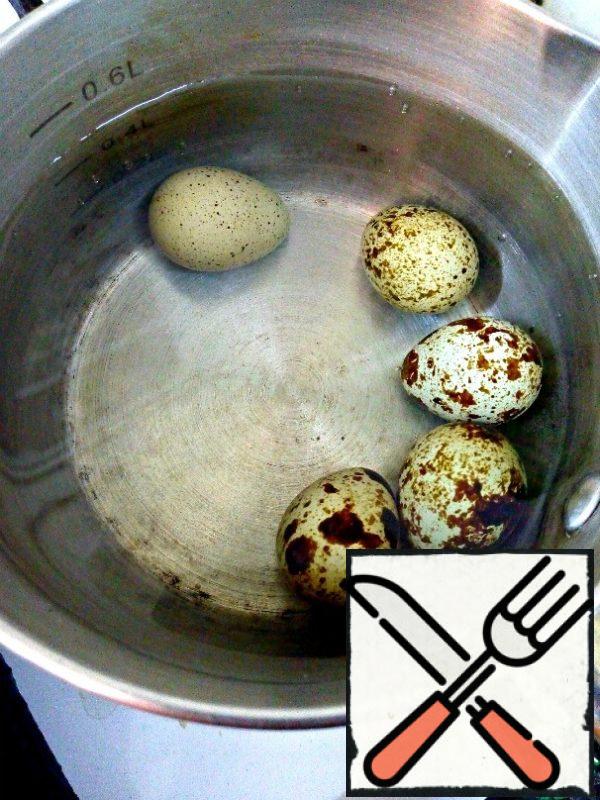 First of all, boil the eggs. Cook for a minute after boiling, then pour cold water and clean.