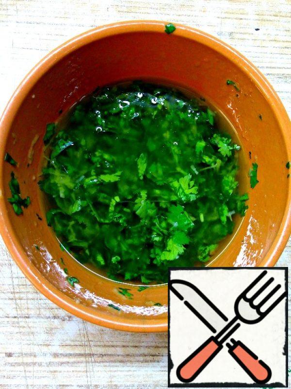 Prepare the sauce. Cilantro wash, dry, finely chop. Add, passed through the press garlic. Grind with use the pestle the garlic and cilantro. Add the olive oil and lemon juice. Mix thoroughly.