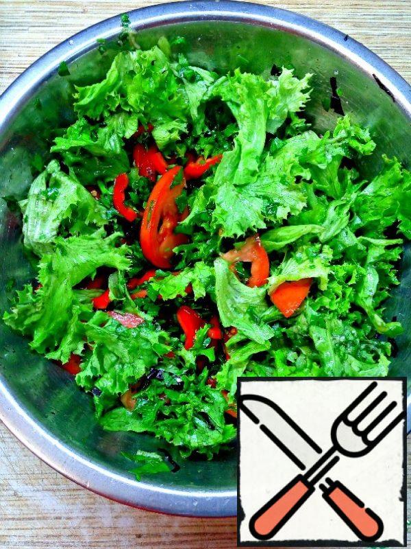 Season the salad with dressing, add salt and pepper to taste, mix thoroughly. Spread the salad in portions or on one large dish. Place the mussels and the quail eggs cut in half on top.