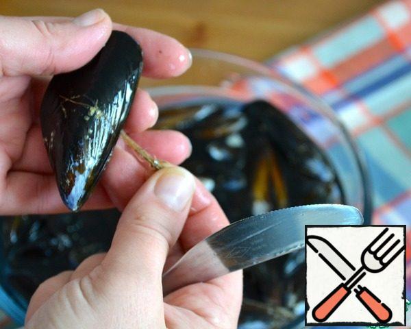 First of all it is necessary to prepare mussels... To do this, how to wash them; scrape off the shells stuck to them limescale or algae. Remove the "beard".