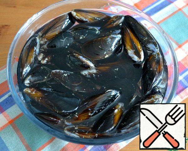 At the same time, damaged, cracked shells must be thrown away!!! Then soak the mussels in water for at least 1 hour. French chefs advise to hold mussels in water together with a handful of ordinary or corn flour. Then the mollusks will throw out the sand and absorb the flour, which will help them to swell and increase in size.