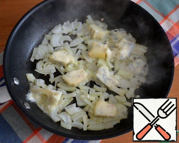 Meanwhile, chop the onions smaller and put to fry in a pan with olive oil (1 tablespoon); do not bring to softness. Cheese Roquefort (or Gorgonzola, or any other blue cheese) cut into pieces and add to the onion.