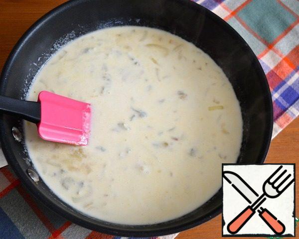 Add 3 tablespoons of liquid from the pan with mussels. Stir everything until the cheese melts and turns into sauce. Pour the cream (in the original-cream fresh (crème fraiche). Again, stir. The amount of cream of the sauce can be adjusted to your taste.