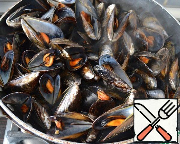 The mussels are ready! It is important to check them again, but this time for the presence of closed shells... Which must be thrown away without fail!