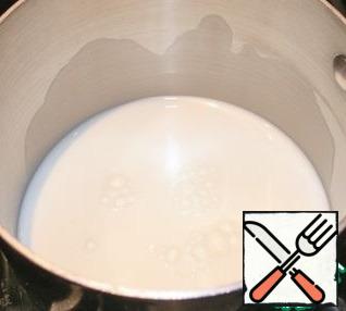 Pour the milk into the ladle, add sugar and, stirring, heat to a boil. Remove from heat and pour cream into milk.