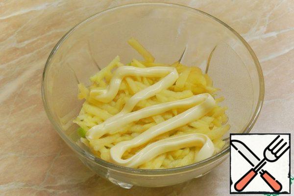 If in the future you plan to turn the dish to see all the layers, you need to lubricate it slightly with olive oil. Lay out the first layer by layer onion, the second grated Apple. Apply mayonnaise mesh.