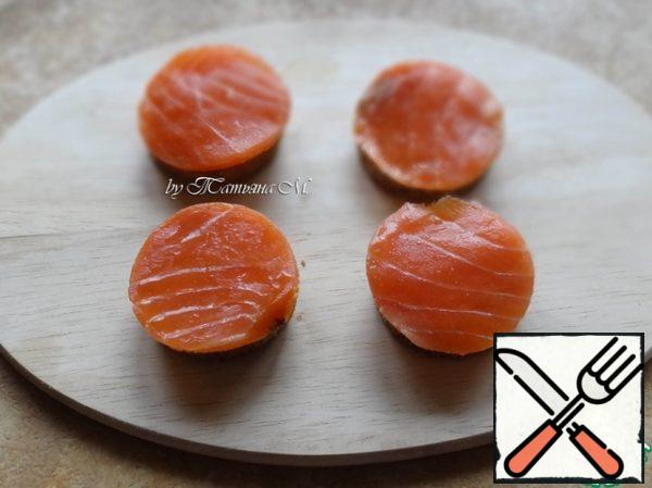 Collect canapes with fish:
On the loaves put the salmon, cut with the same diameter;