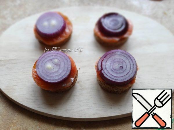 Then lay out the onion rings;
