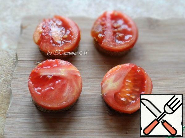 Collect canapés with cheese:
On the bread spread circles of the same diameter from the tomatoes (the tomato to choose the best meaty);