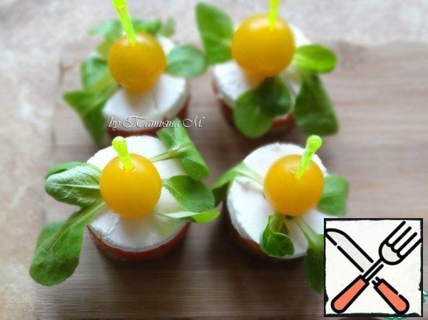 Put a rosette of corn leaves on the cheese, then pierce the cherry with a skewer and insert the skewer into the middle of the canape, piercing it to the end; Put the canape on a plate, sprinkle with sea salt and thyme!