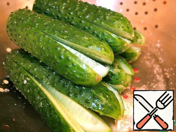 Select a dozen small (~10 centimeters) neat cucumbers of the same size. Wash and cut the ass from the stalk and cut the crosswise, not reaching the end of about a centimeter. Abundantly pour salt, do not forget about the cuts and leave to salt for 15-20 minutes.