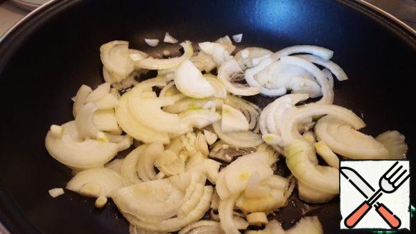 Cut the onions into thin half-rings and put on a heated pan with oil. Slightly saute the onion on medium heat.