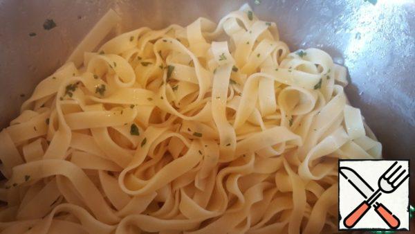 Cook pasta. Fettuccine would be best. You can take fresh pasta or make yourself as you like. I added some rapeseed oil with Basil when cooking.