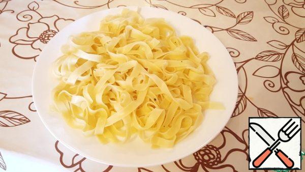 Spread on plates of pasta. A plate is better to take with a small side or both for a first.