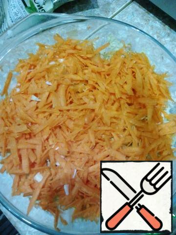 Peel and wash the carrots. Grate on a large grater.