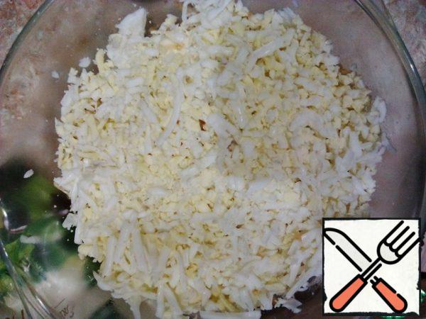 Boil the eggs. Clean. Grate on a coarse grater.
