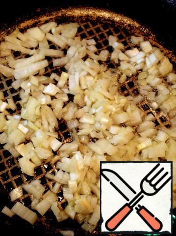 In the heated olive oil fry finely chopped onions, I always add a little sugar, so it gets a wonderful Golden hue and becomes more fragrant.