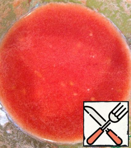 Prepare sauce: mix half a glass of homemade (!) tomato juice with flour, add sugar and salt to taste, squeeze garlic, mix well.