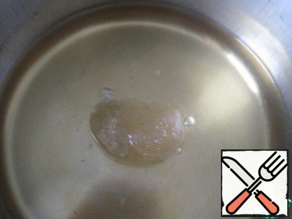 The juice is heated and the soaked gelatin is dissolved in it.
