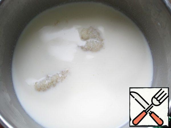 We prepare milk jelly. Boil milk with sugar, cool to 60 * dissolve soaked gelatin and vanillin.
