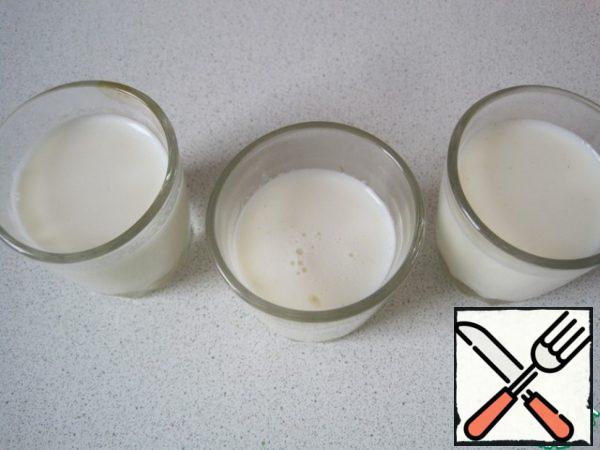Pour into small glasses of 30 ml.
