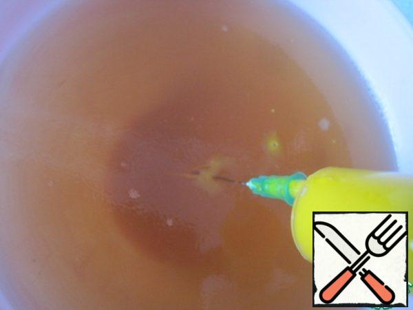 Immerse the syringe almost to the bottom, press lightly and pull out the needle. If a little jelly leaks to the surface, wipe it with a napkin.
