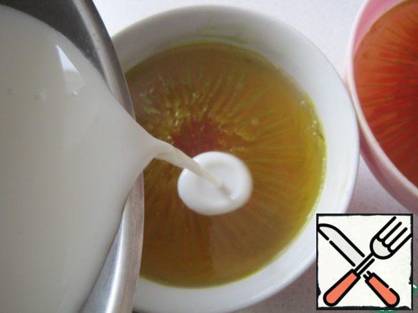 Pour the remaining milk jelly over the chrysanthemum jelly and refrigerate until completely solidified.
