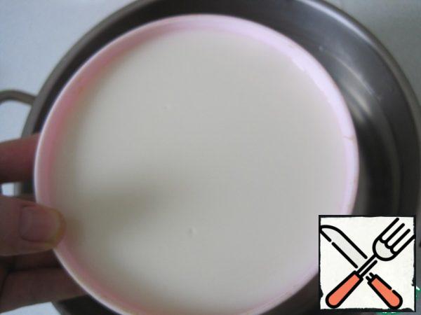 To remove the jelly from the mold, the plate is lowered into hot water for a few seconds. Turn it over on a plate.