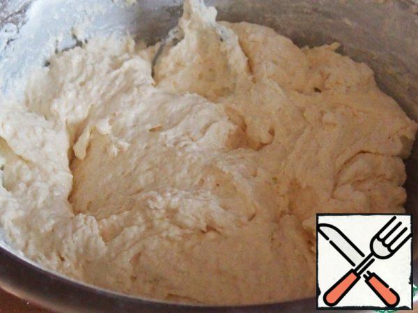 In a bowl, mix all the ingredients on the dough. It should be consistency is not liquid, but not dense, sticky.