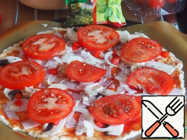 Put the rings on top of the tomatoes, sprinkle with grated cheese.
