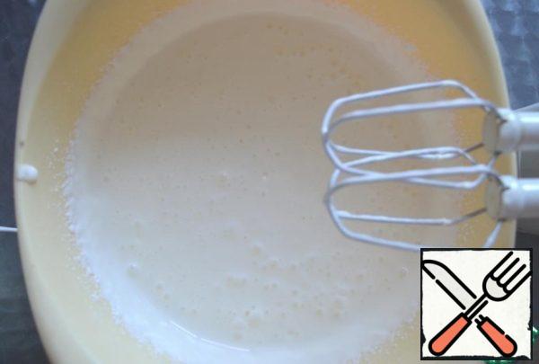 Now let's do the curd layer. The swollen gelatin (15 g) is mixed with 50 ml of milk, heated on fire until the gelatin dissolves. Pour 150 ml of milk into cottage cheese, mix well, then beat with a mixer. Add gelatin, sugar to taste, vanilla sugar. All thoroughly whisk.